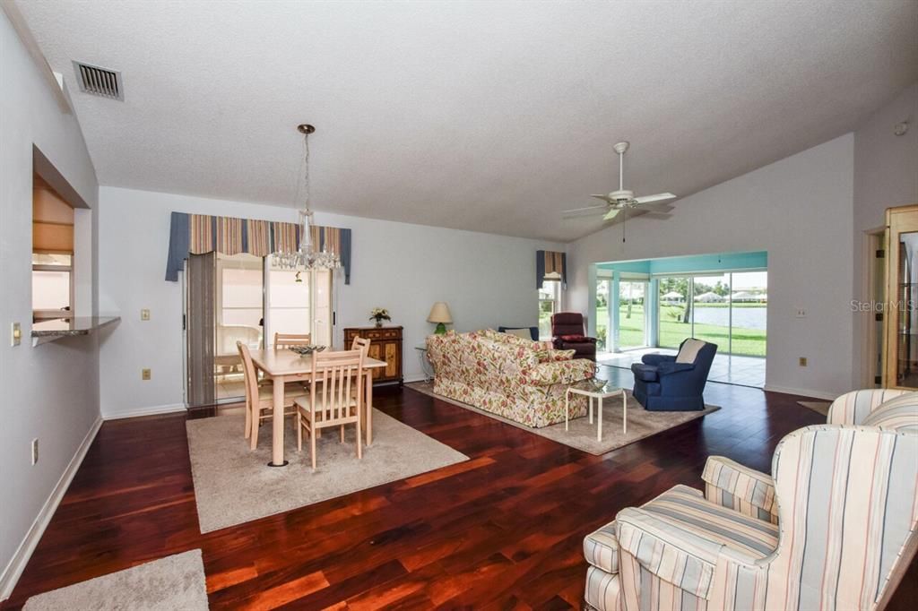 Под контрактом: $295,000 (2 спален, 2 ванн, 1492 Квадратных фут)