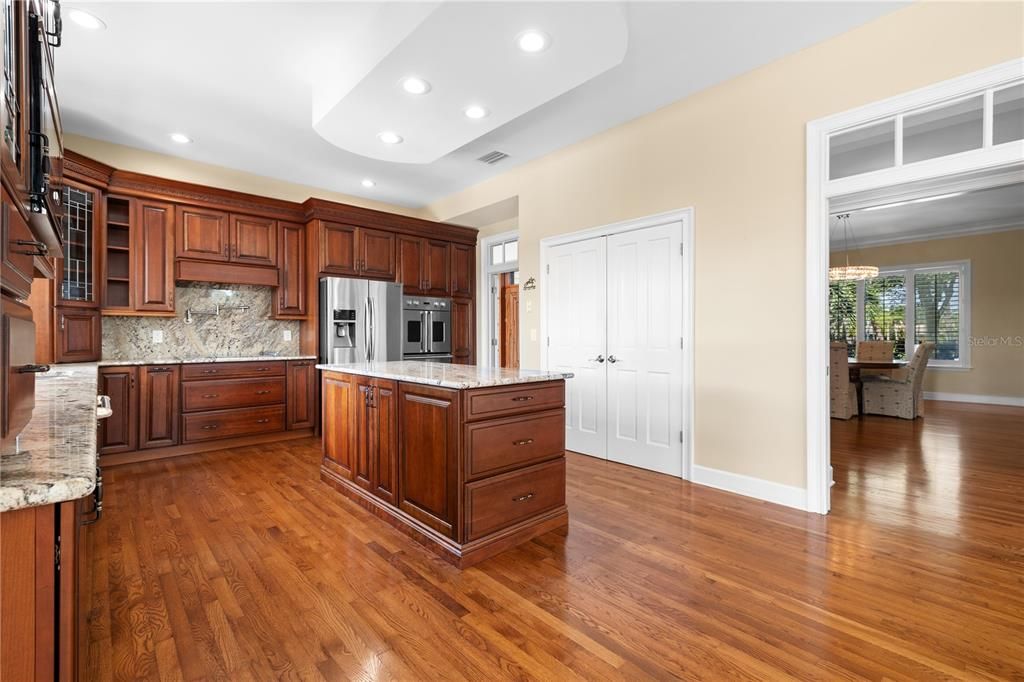 На продажу: $4,399,000 (10 спален, 9 ванн, 10619 Квадратных фут)