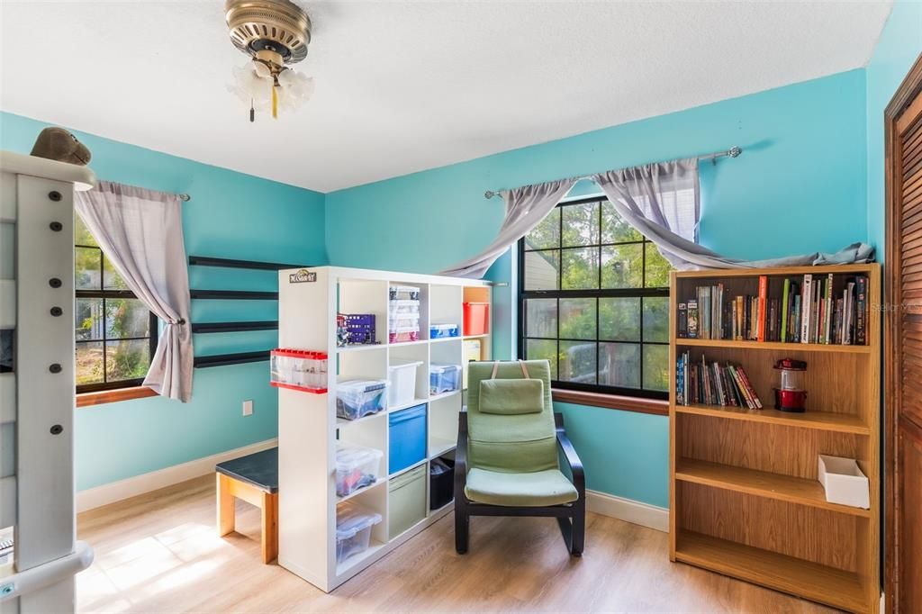 合同活跃: $895,000 (4 贝兹, 3 浴室, 2804 平方英尺)