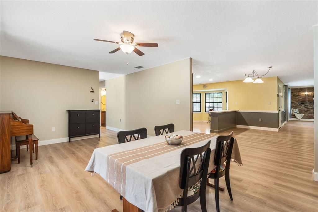 合同活跃: $895,000 (4 贝兹, 3 浴室, 2804 平方英尺)