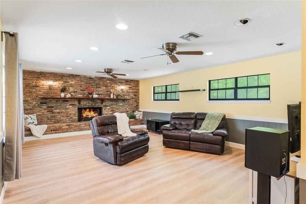 合同活跃: $895,000 (4 贝兹, 3 浴室, 2804 平方英尺)