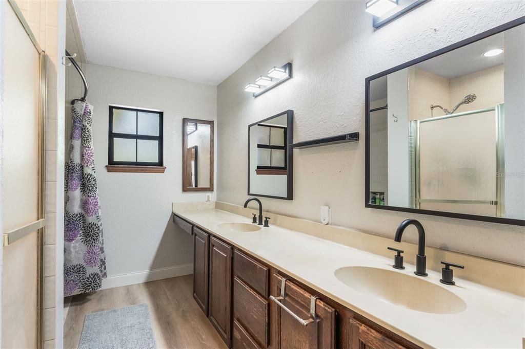 合同活跃: $895,000 (4 贝兹, 3 浴室, 2804 平方英尺)