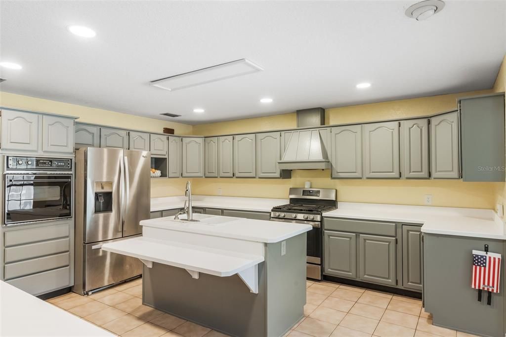 合同活跃: $895,000 (4 贝兹, 3 浴室, 2804 平方英尺)