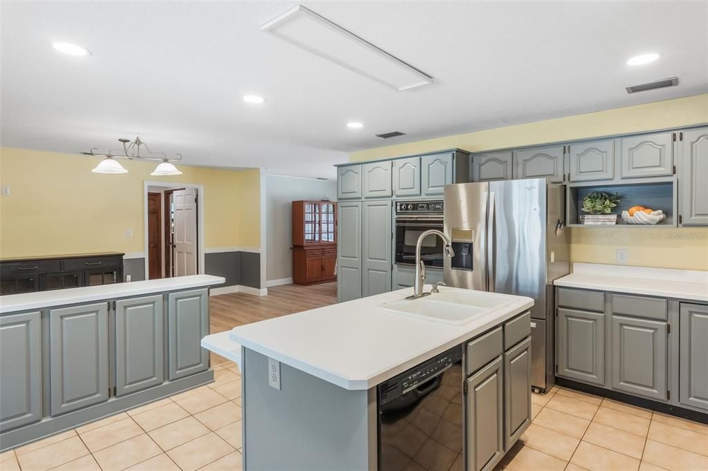 合同活跃: $895,000 (4 贝兹, 3 浴室, 2804 平方英尺)