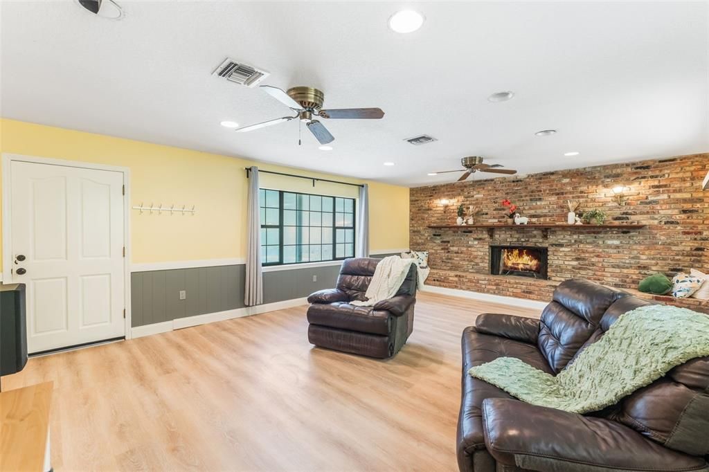 合同活跃: $895,000 (4 贝兹, 3 浴室, 2804 平方英尺)