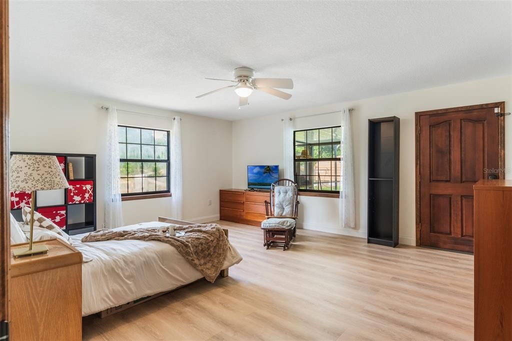 合同活跃: $895,000 (4 贝兹, 3 浴室, 2804 平方英尺)