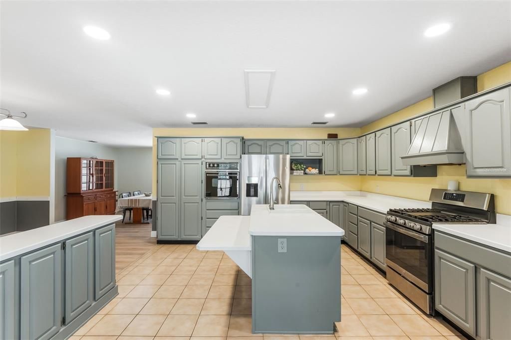 合同活跃: $895,000 (4 贝兹, 3 浴室, 2804 平方英尺)