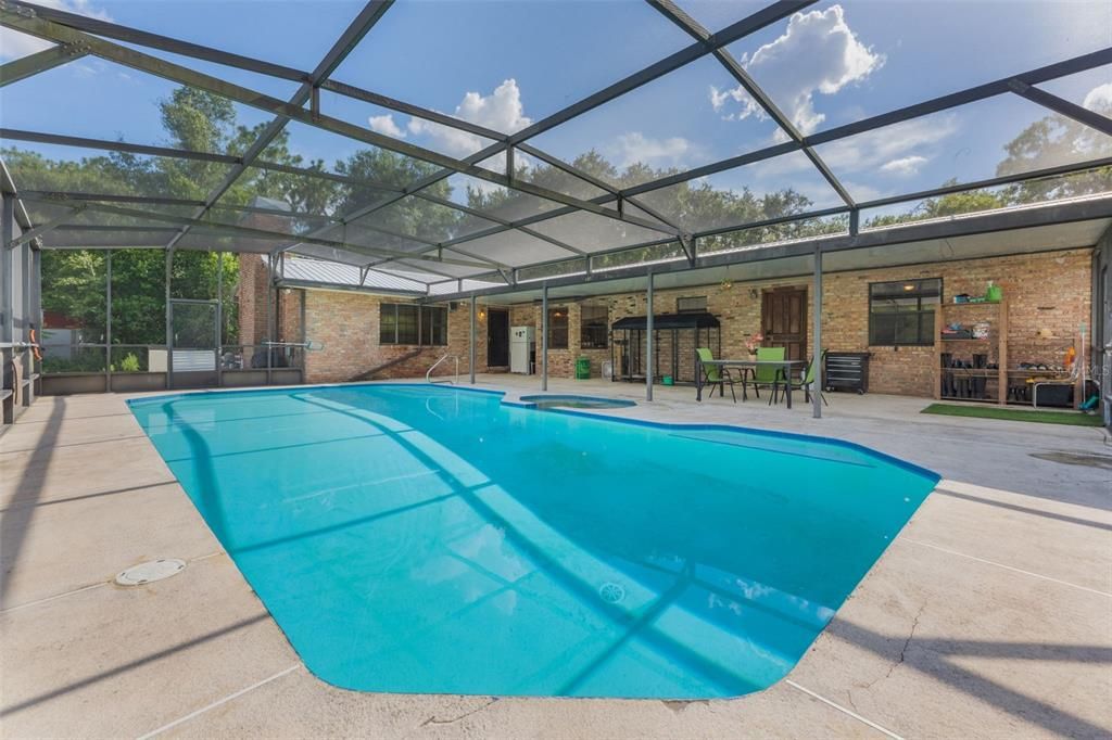 合同活跃: $895,000 (4 贝兹, 3 浴室, 2804 平方英尺)