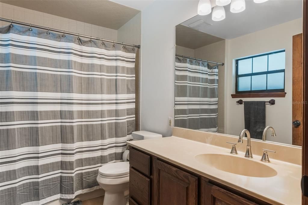 合同活跃: $895,000 (4 贝兹, 3 浴室, 2804 平方英尺)