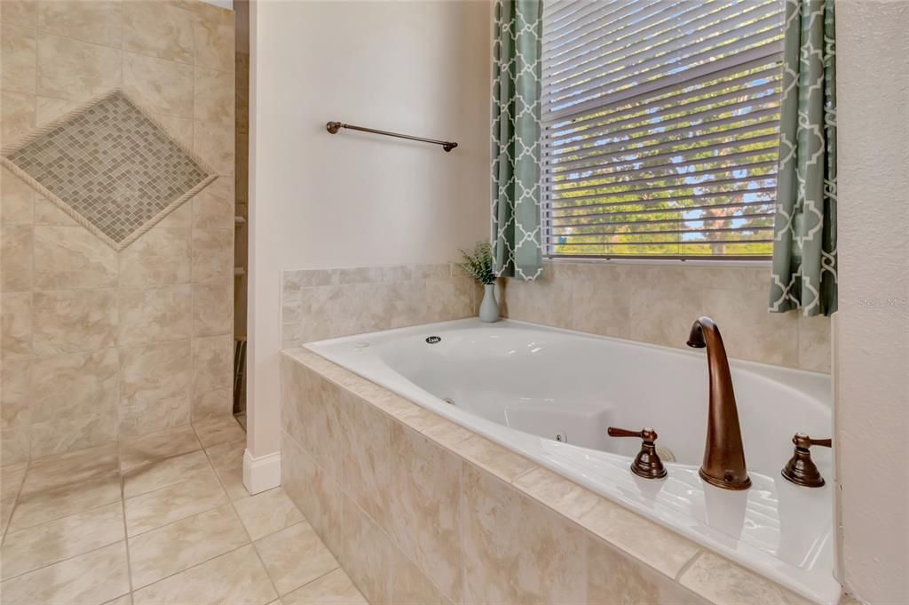 En Venta: $749,900 (4 camas, 3 baños, 3592 Pies cuadrados)