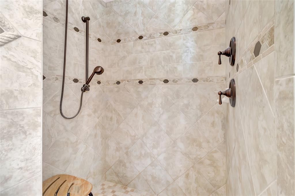 En Venta: $749,900 (4 camas, 3 baños, 3592 Pies cuadrados)