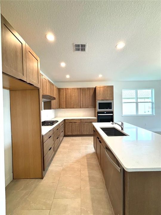 Под контрактом: $525,000 (3 спален, 2 ванн, 2233 Квадратных фут)