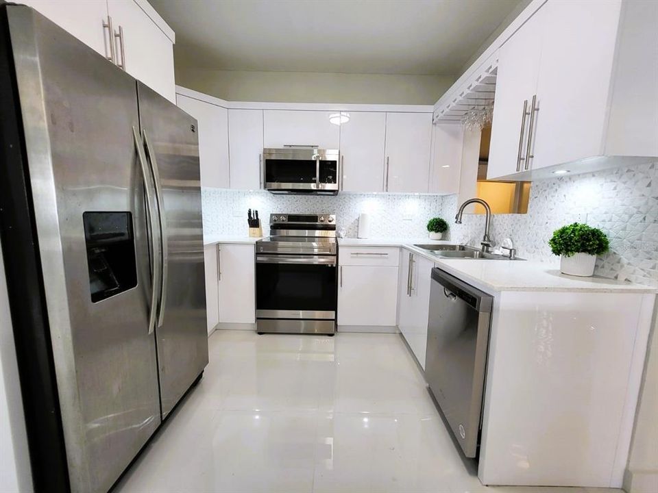 待售: $1,400,000 (8 贝兹, 7 浴室, 4014 平方英尺)