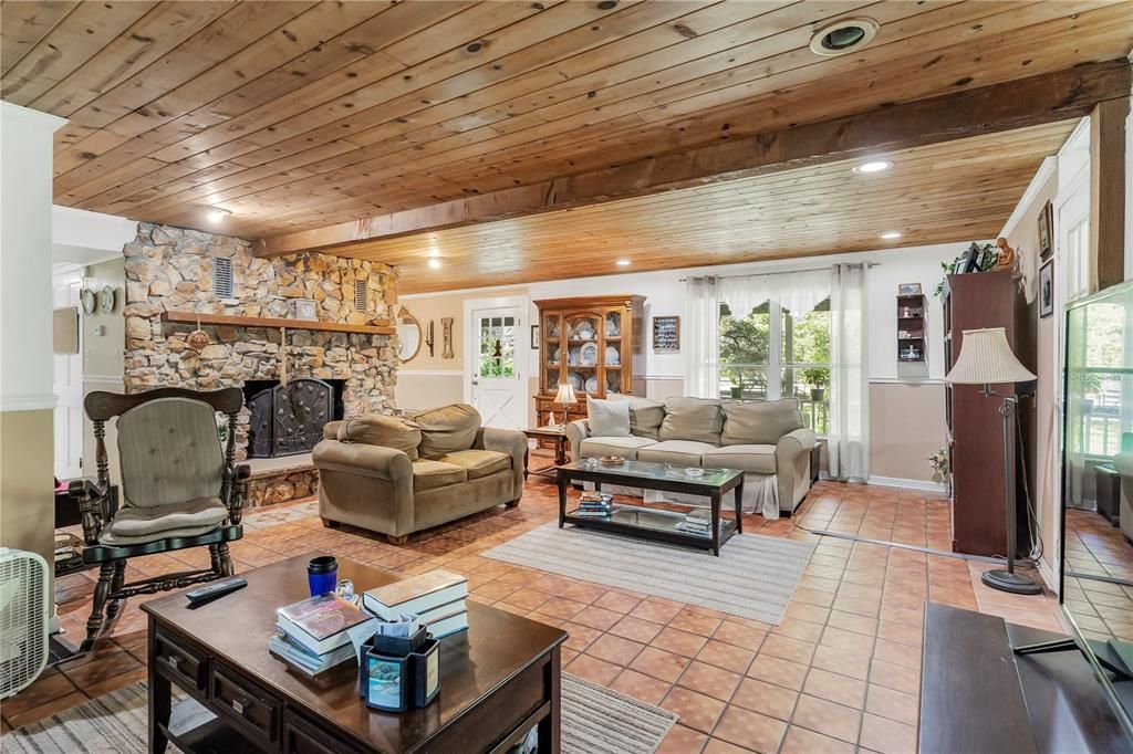 Activo con contrato: $625,000 (3 camas, 2 baños, 1920 Pies cuadrados)