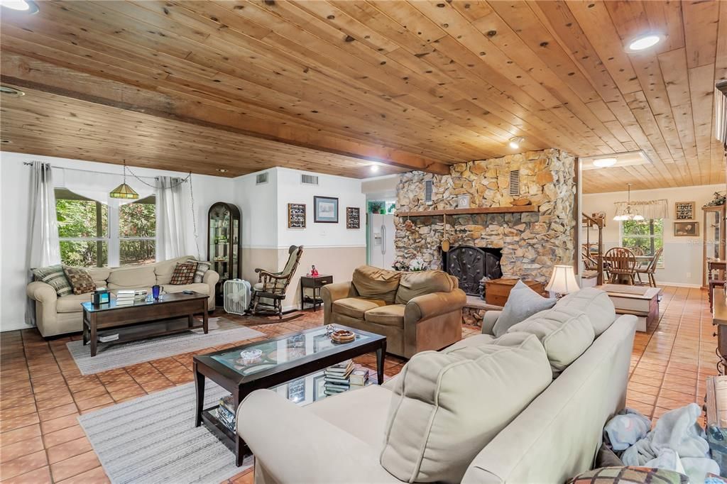 Activo con contrato: $625,000 (3 camas, 2 baños, 1920 Pies cuadrados)