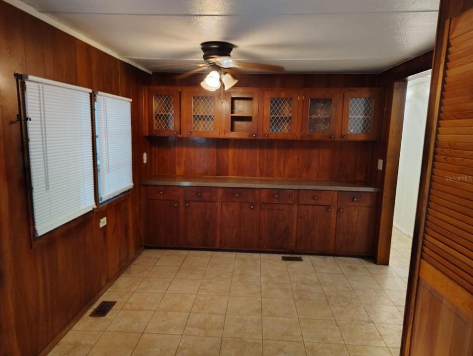 For Rent: $1,300 (3 beds, 1 baths, 940 Square Feet)