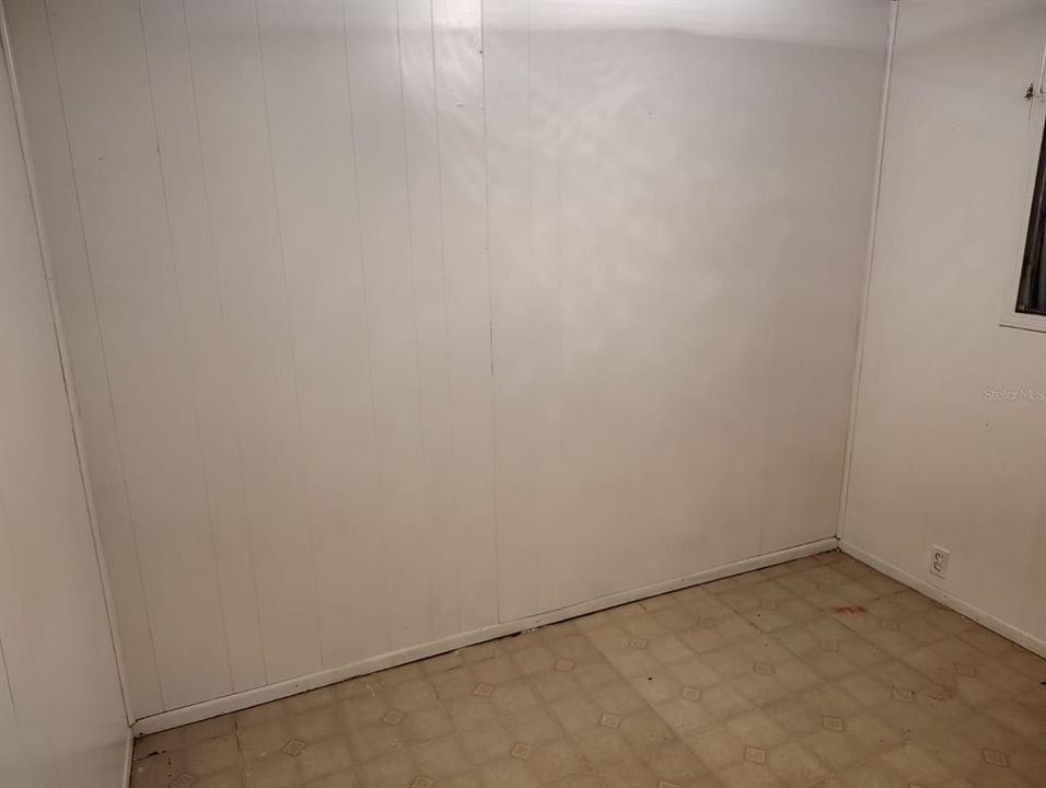 For Rent: $1,300 (3 beds, 1 baths, 940 Square Feet)