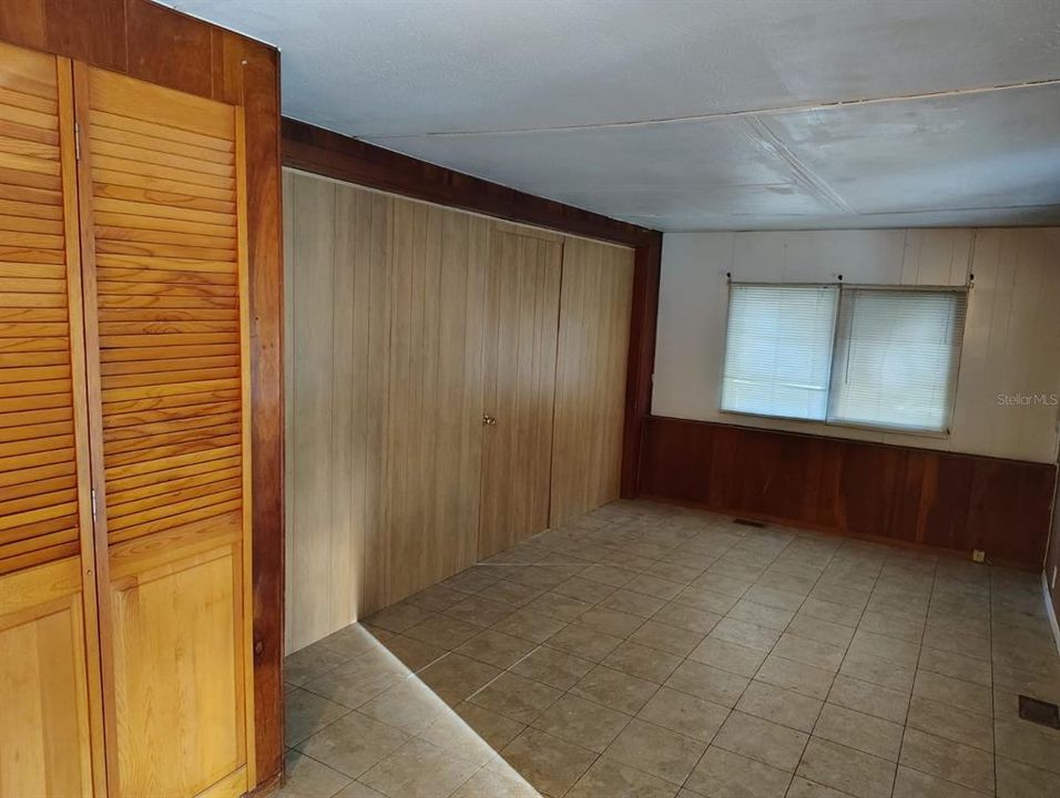 For Rent: $1,300 (3 beds, 1 baths, 940 Square Feet)