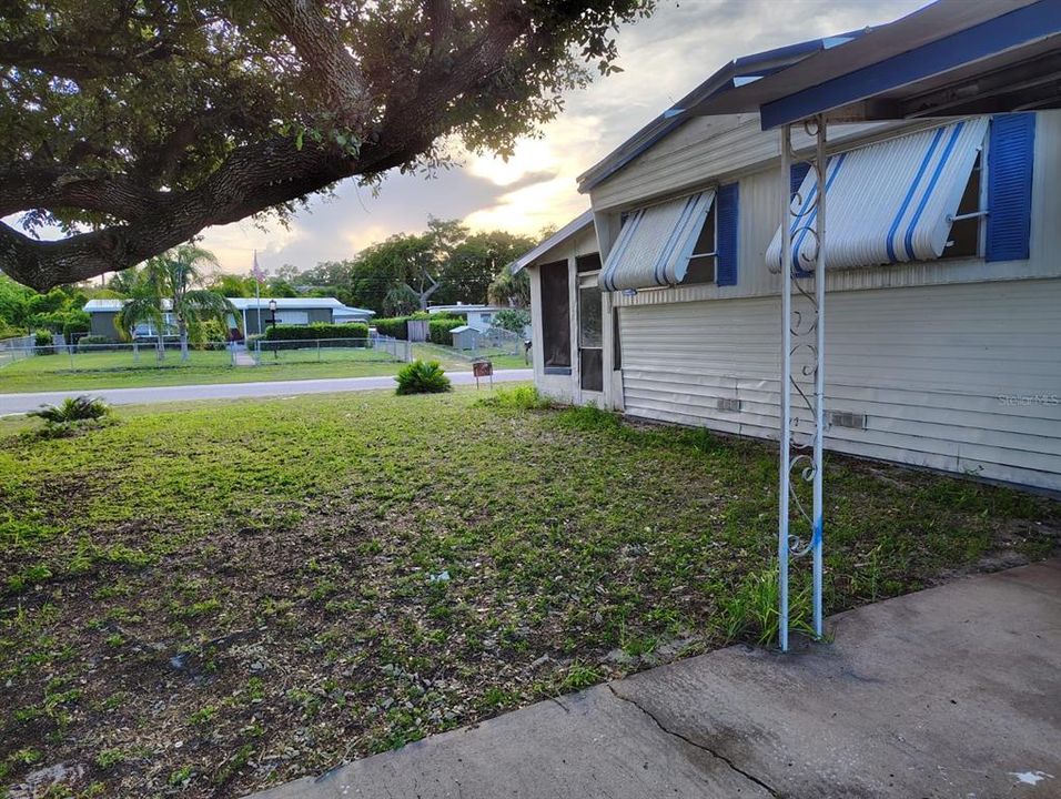 For Rent: $1,300 (3 beds, 1 baths, 940 Square Feet)