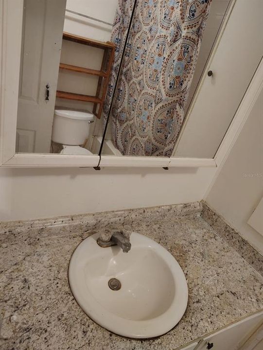 For Rent: $1,300 (3 beds, 1 baths, 940 Square Feet)