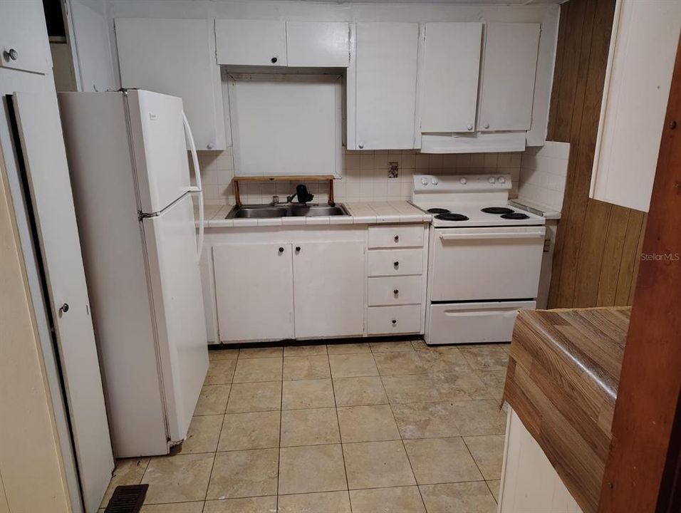 For Rent: $1,300 (3 beds, 1 baths, 940 Square Feet)