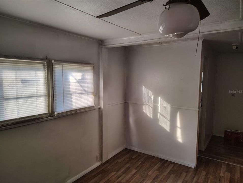 For Rent: $1,300 (3 beds, 1 baths, 940 Square Feet)