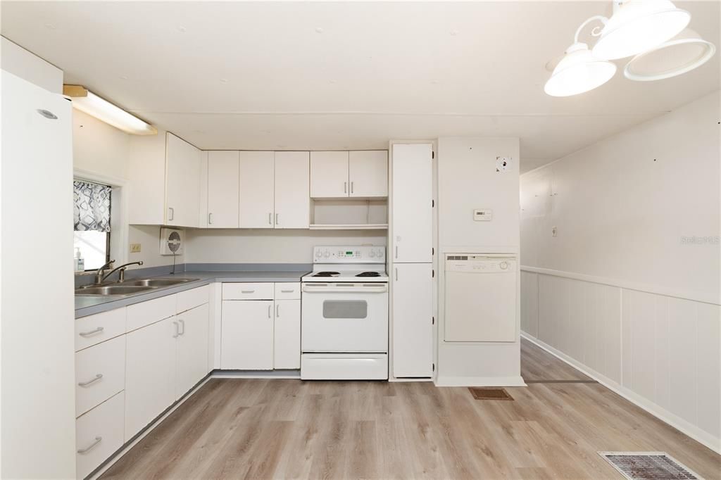 For Sale: $139,000 (2 beds, 2 baths, 784 Square Feet)