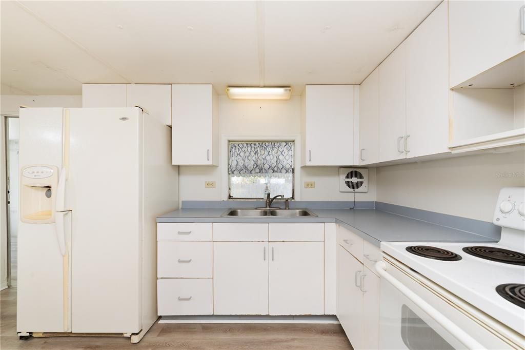 For Sale: $139,000 (2 beds, 2 baths, 784 Square Feet)