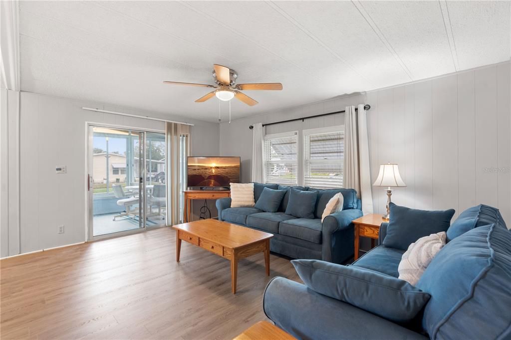 На продажу: $147,900 (2 спален, 2 ванн, 816 Квадратных фут)