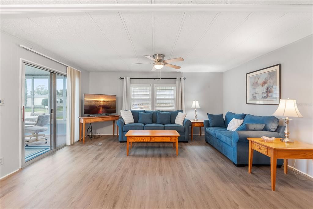 На продажу: $147,900 (2 спален, 2 ванн, 816 Квадратных фут)