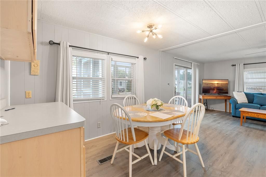 На продажу: $147,900 (2 спален, 2 ванн, 816 Квадратных фут)