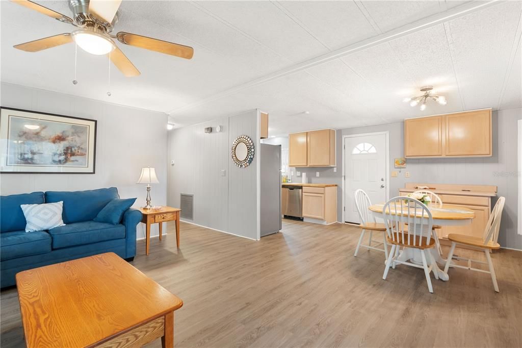 На продажу: $147,900 (2 спален, 2 ванн, 816 Квадратных фут)