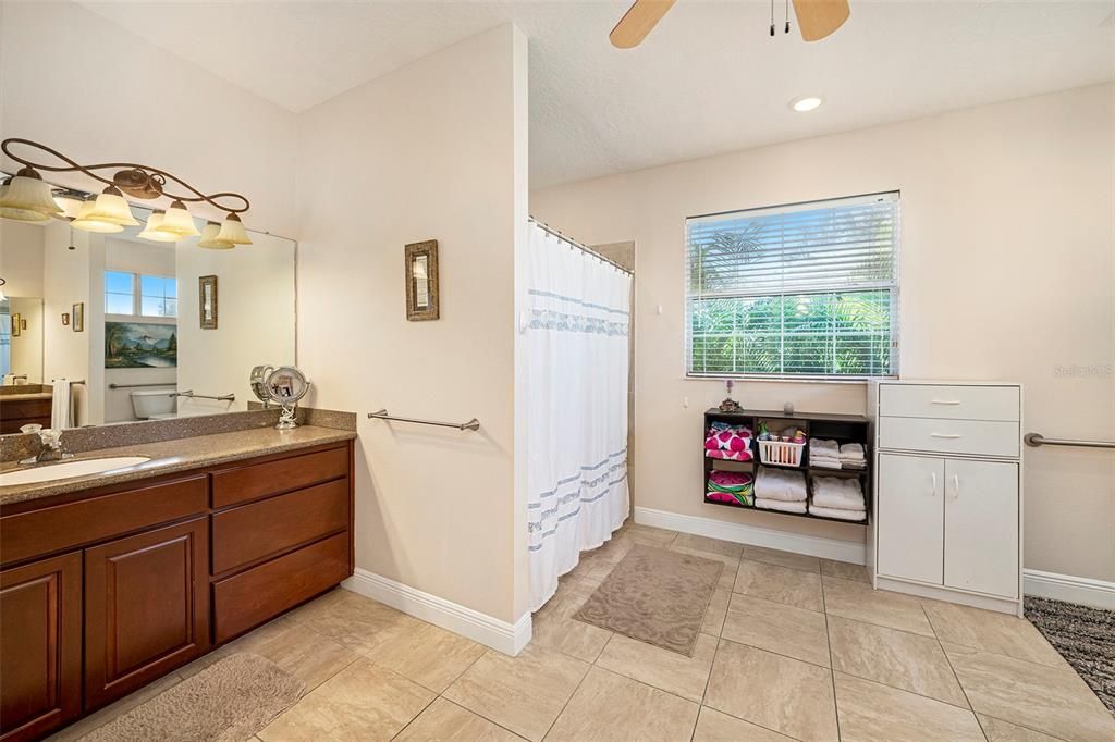 For Sale: $799,000 (5 beds, 4 baths, 3524 Square Feet)