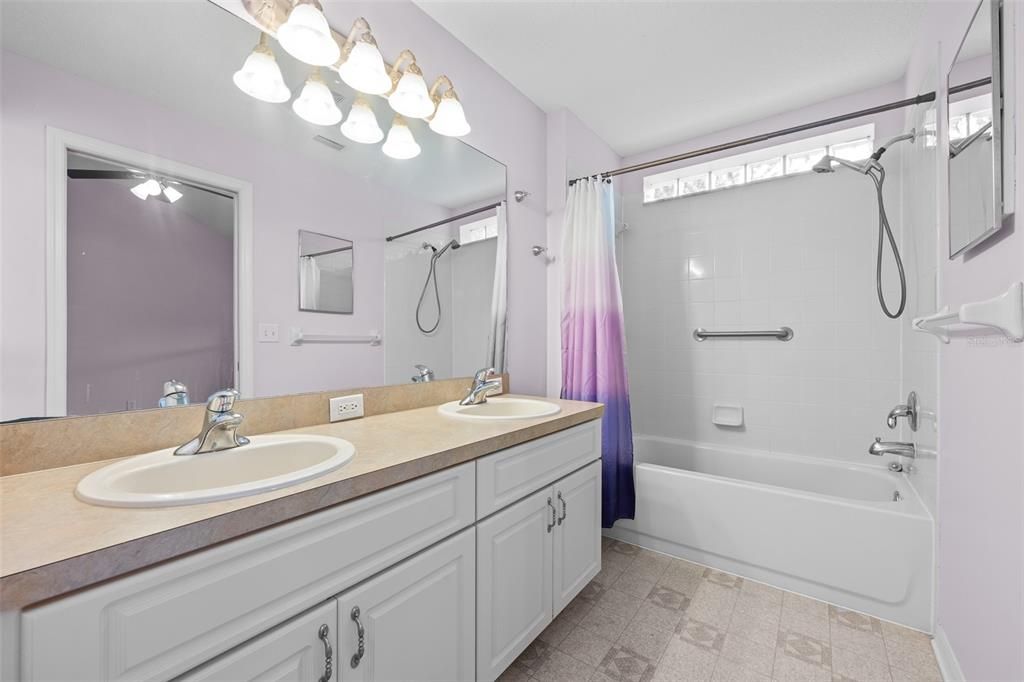 Active With Contract: $308,990 (3 beds, 2 baths, 1284 Square Feet)