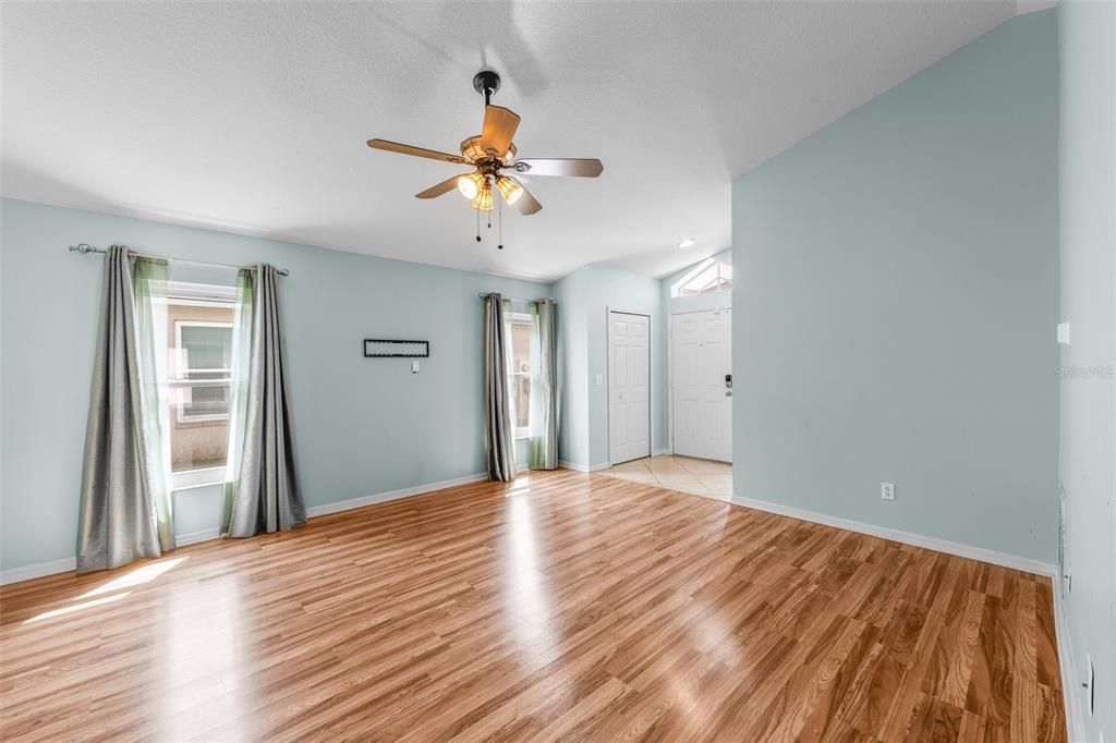 Active With Contract: $308,990 (3 beds, 2 baths, 1284 Square Feet)