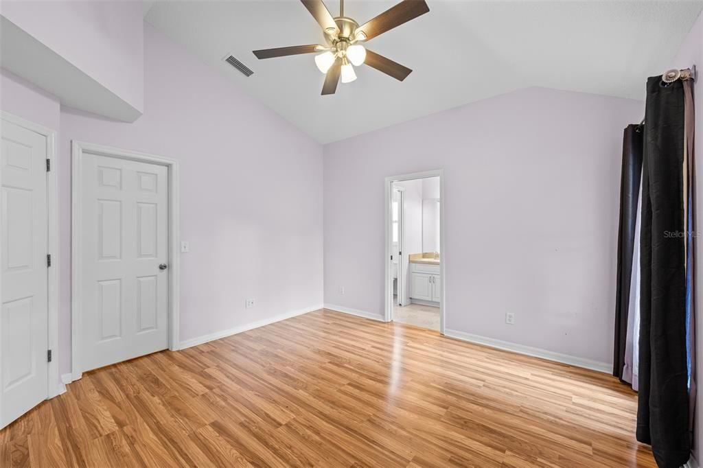 Active With Contract: $308,990 (3 beds, 2 baths, 1284 Square Feet)