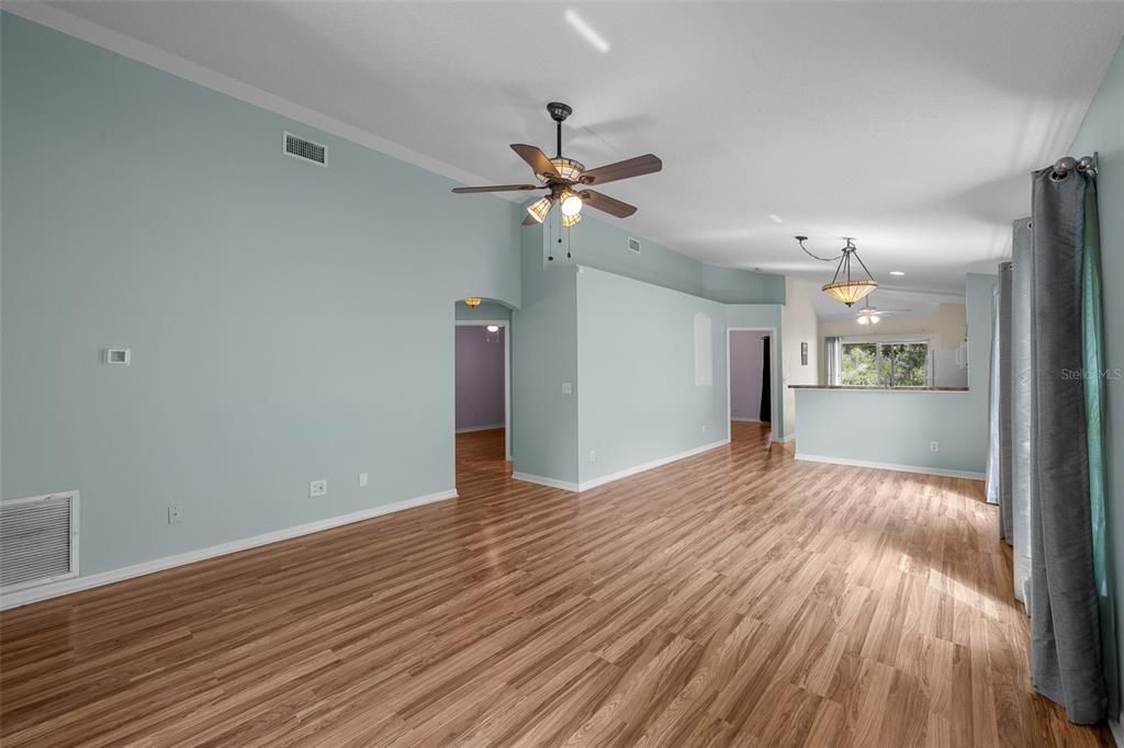 Active With Contract: $308,990 (3 beds, 2 baths, 1284 Square Feet)