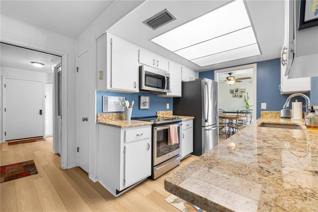 合同活跃: $460,000 (3 贝兹, 2 浴室, 1650 平方英尺)