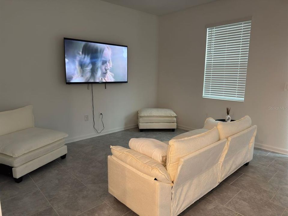 合同活跃: $1,920 (3 贝兹, 2 浴室, 1834 平方英尺)