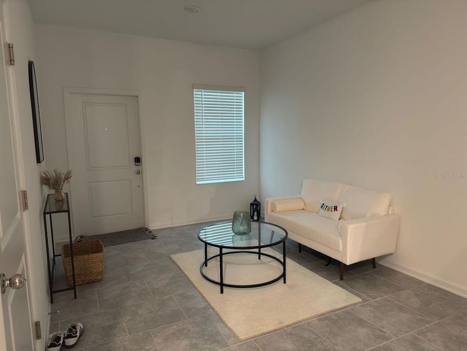 合同活跃: $1,920 (3 贝兹, 2 浴室, 1834 平方英尺)