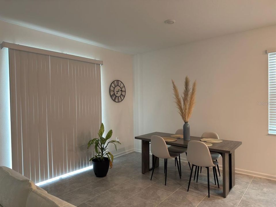 合同活跃: $1,920 (3 贝兹, 2 浴室, 1834 平方英尺)