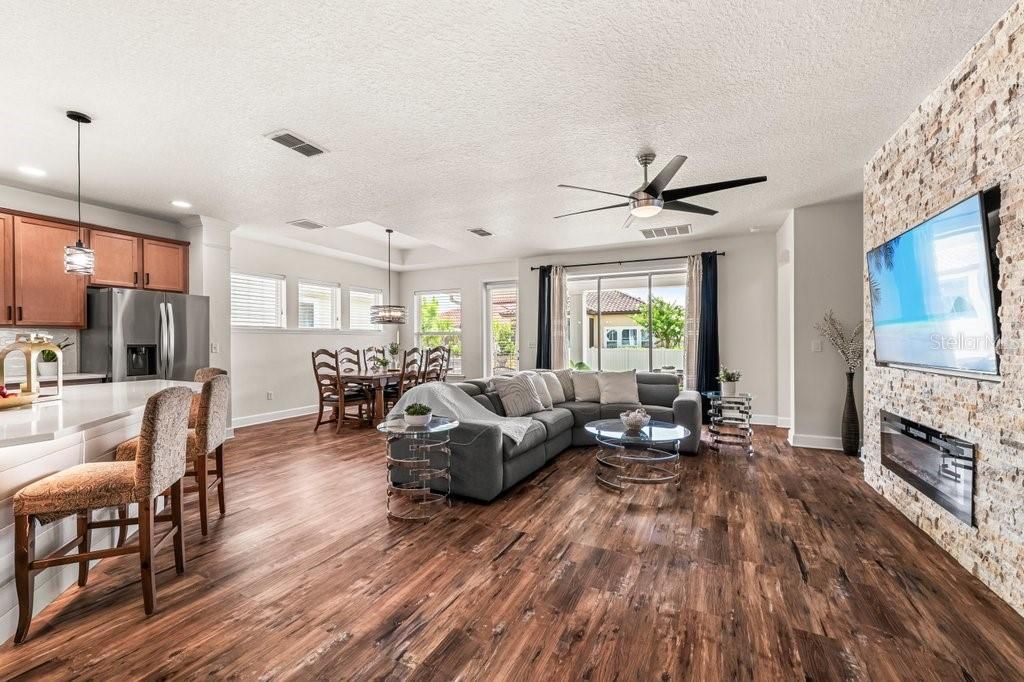 待售: $700,000 (4 贝兹, 3 浴室, 2637 平方英尺)