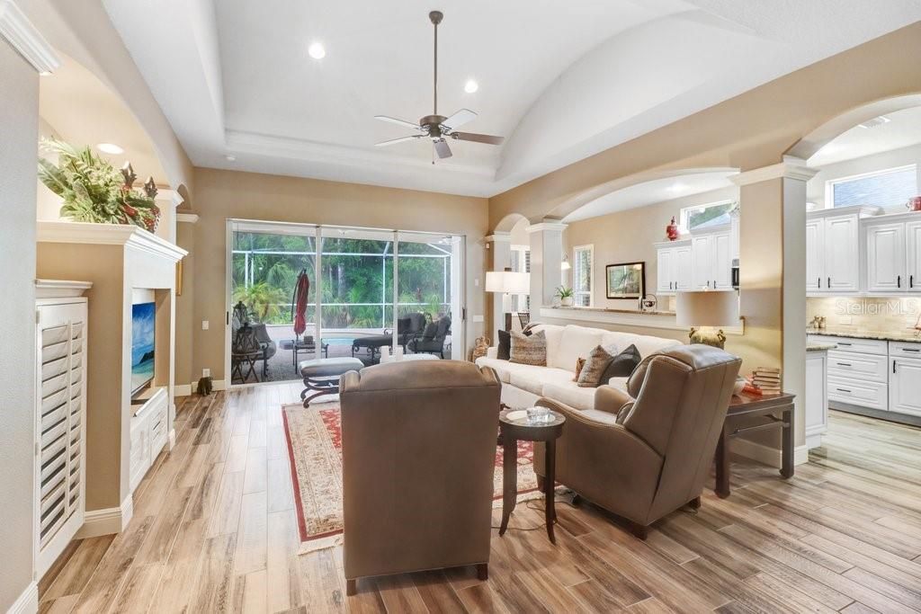 Под контрактом: $750,000 (3 спален, 2 ванн, 2202 Квадратных фут)