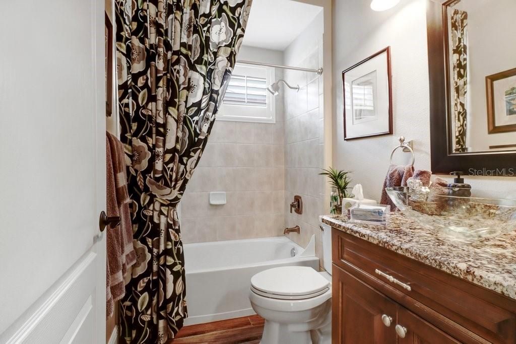 Под контрактом: $750,000 (3 спален, 2 ванн, 2202 Квадратных фут)