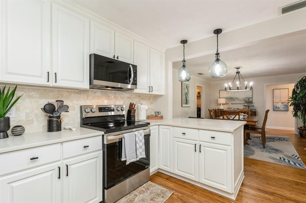 合同活跃: $679,900 (3 贝兹, 2 浴室, 1788 平方英尺)