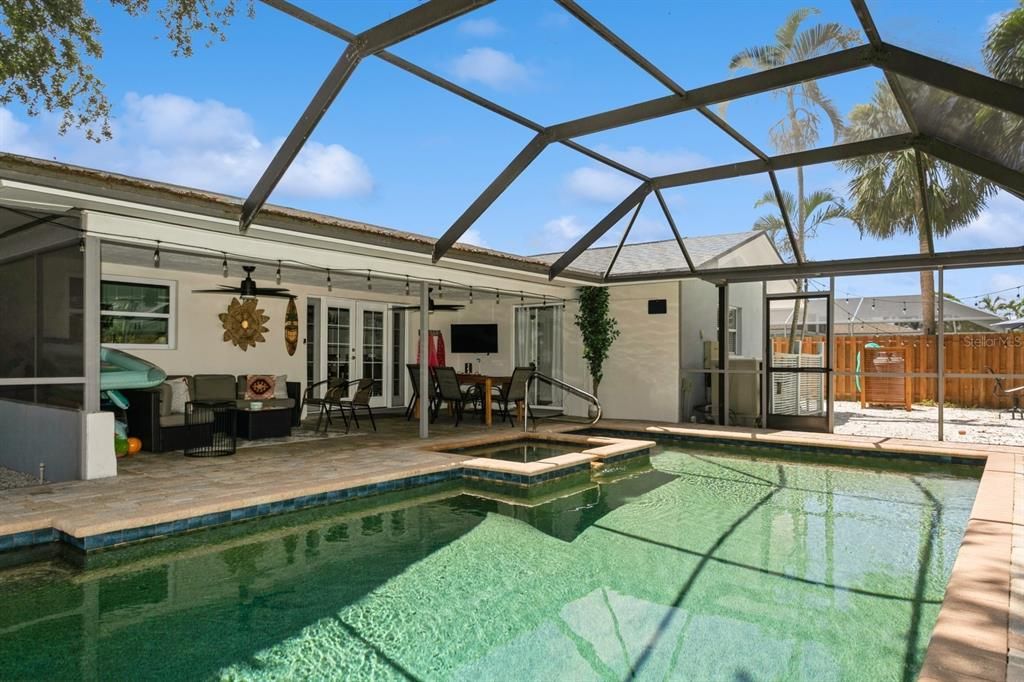 合同活跃: $679,900 (3 贝兹, 2 浴室, 1788 平方英尺)