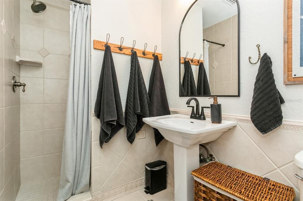 合同活跃: $679,900 (3 贝兹, 2 浴室, 1788 平方英尺)