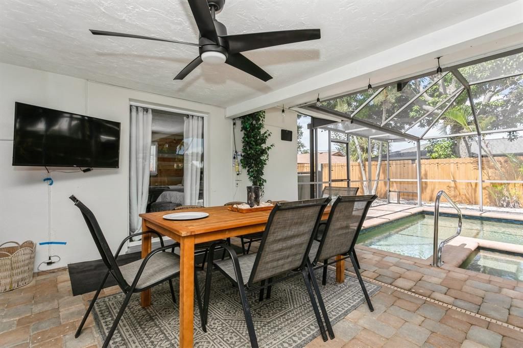 合同活跃: $679,900 (3 贝兹, 2 浴室, 1788 平方英尺)