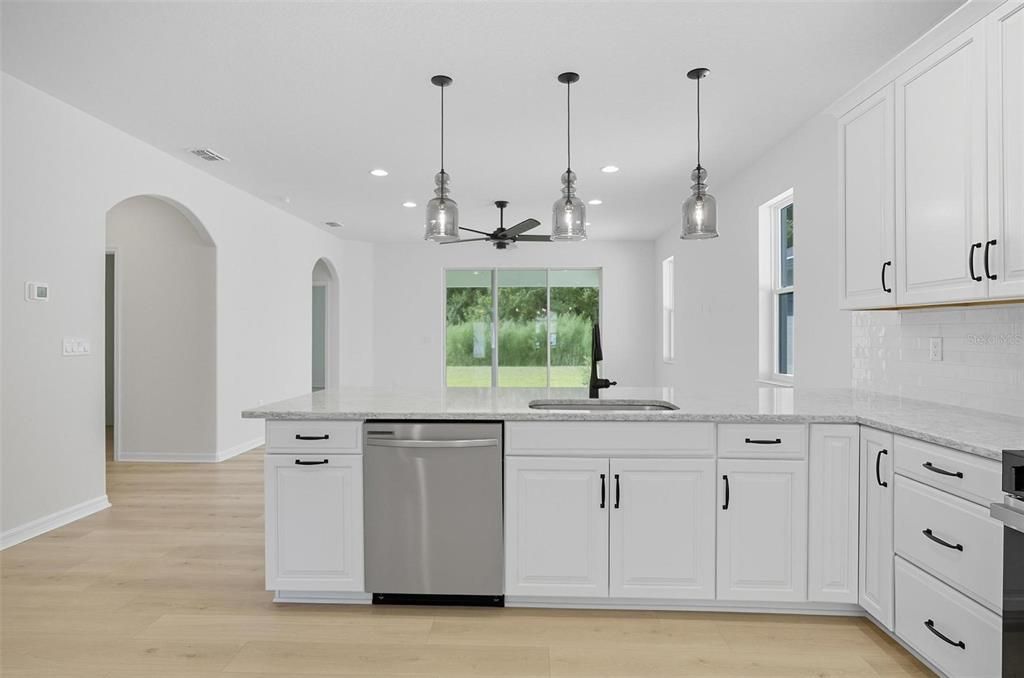 Под контрактом: $419,900 (3 спален, 2 ванн, 2034 Квадратных фут)