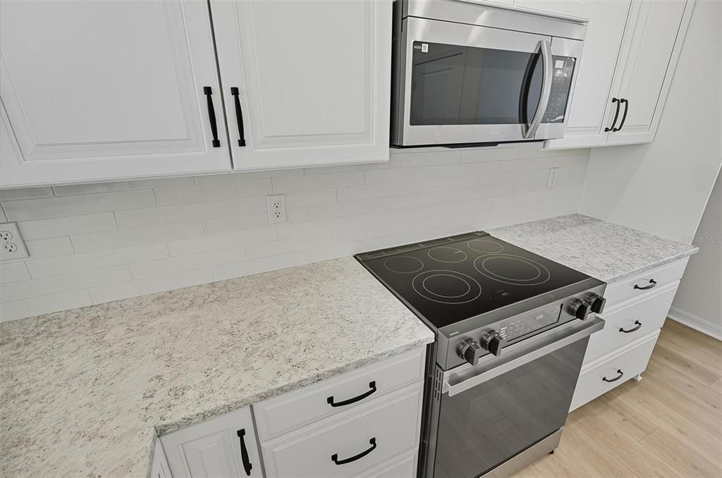 Под контрактом: $419,900 (3 спален, 2 ванн, 2034 Квадратных фут)